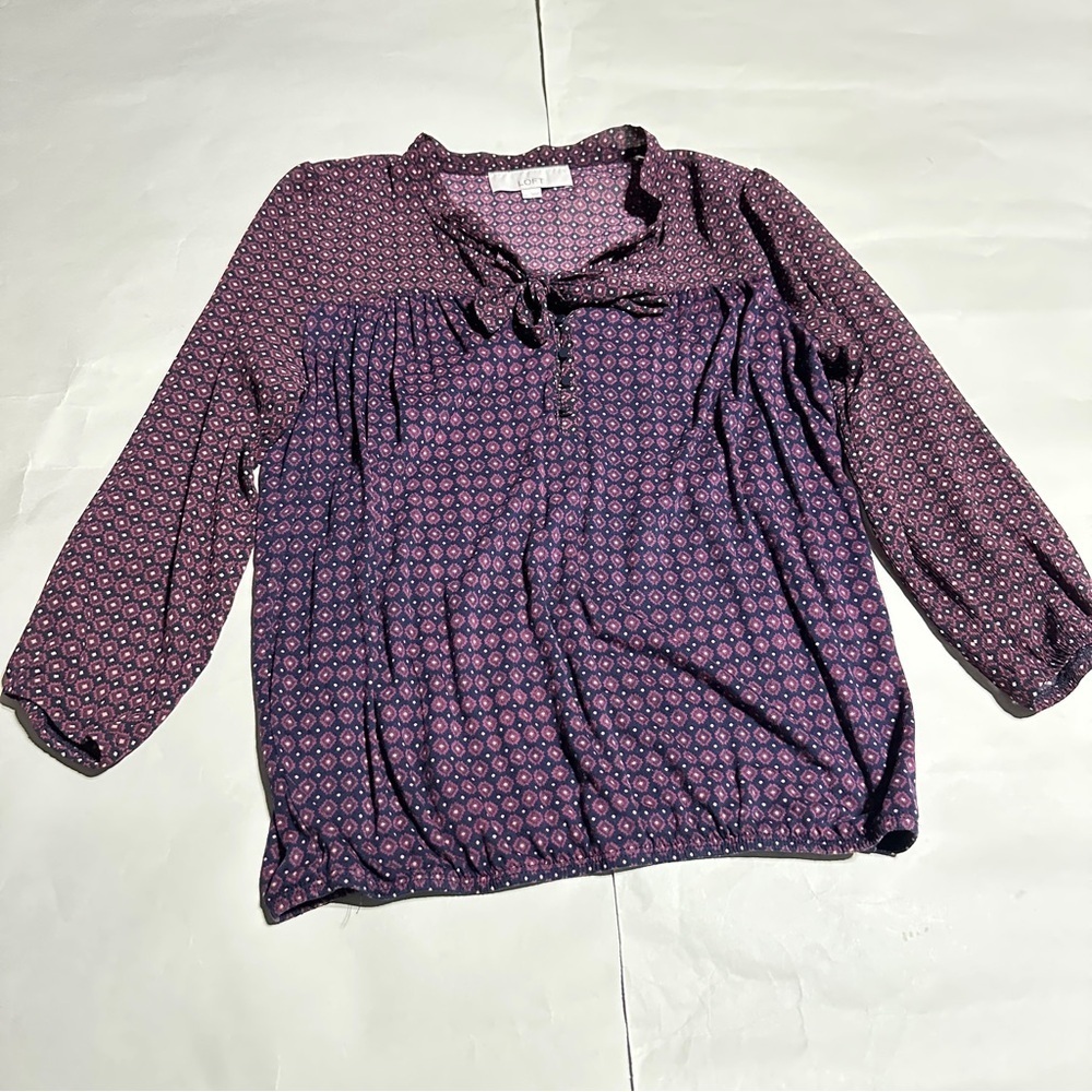 👉 Ann Taylor LOFT Tie Neck Blouse XS Burgundy Pink Diamond Print Pre-Owned